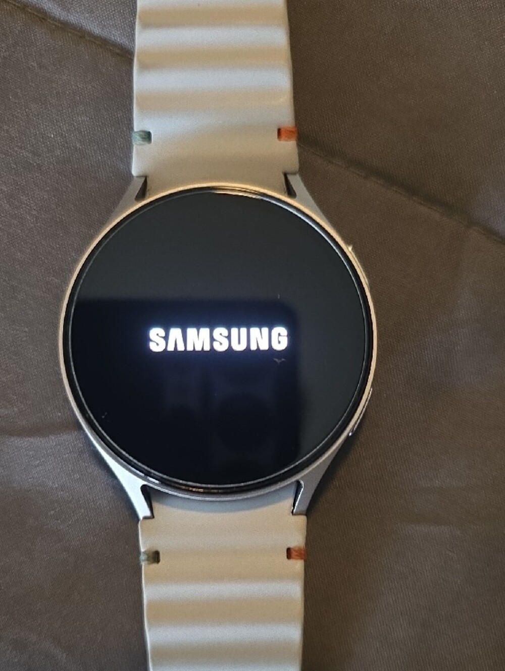 Samsung Galaxy Watch 7 with Silicone Bands - Picture 2 of 7